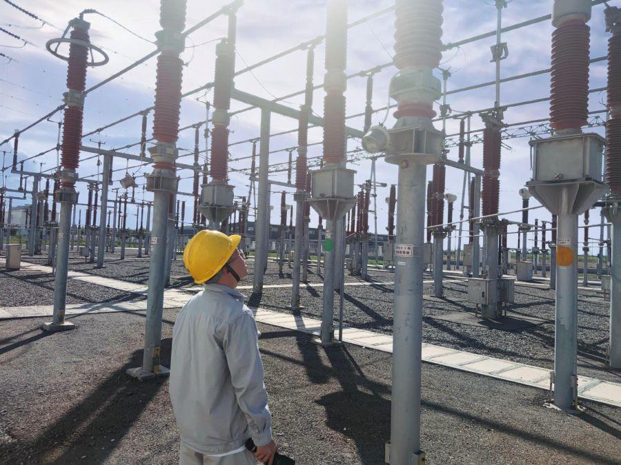 電氣巡檢王鑫檢查避雷器指示器動作次數(shù)(攝影:任林春) 電氣巡檢王鑫檢查避雷器指示器動作次數(shù)(攝影:任林春)