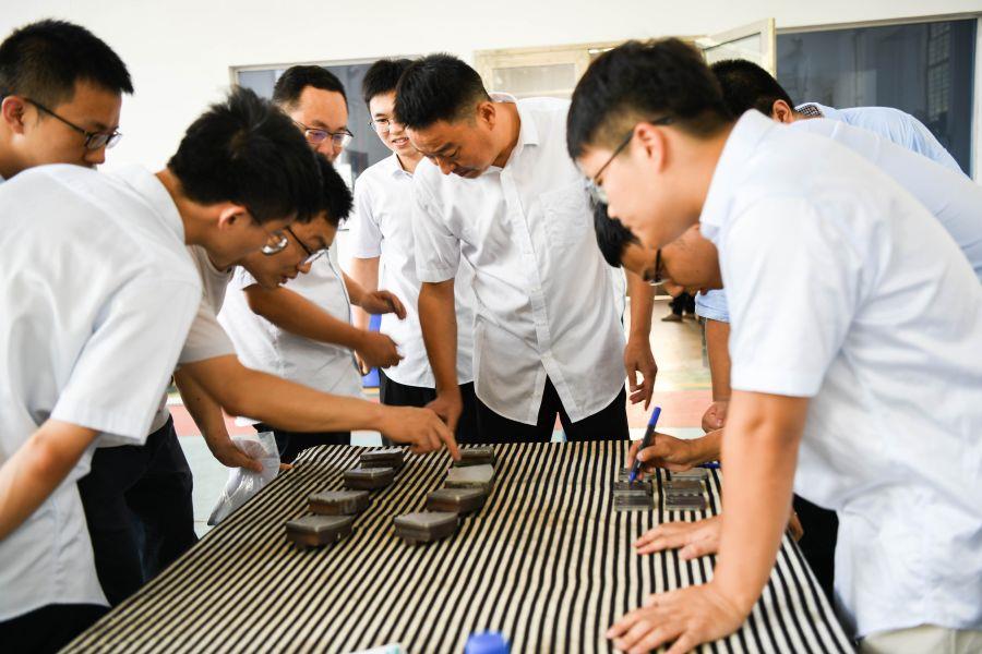 刮瓦和鉗工作品評比(攝影:胡彩虹) 刮瓦和鉗工作品評比(攝影:胡彩虹)