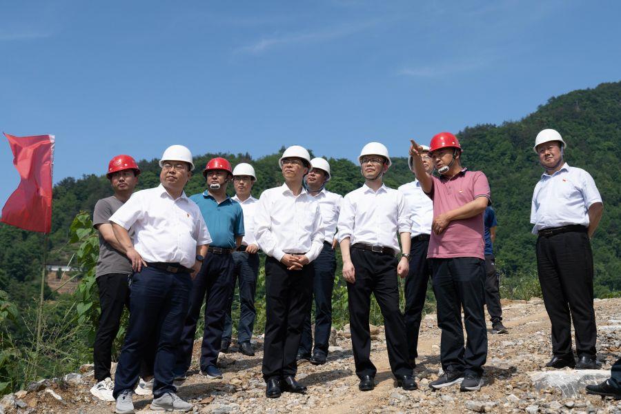 朱承軍考察峽洞巖大橋項目施工情況(楊海青 攝) 朱承軍考察峽洞巖大橋項目施工情況(楊海青 攝)