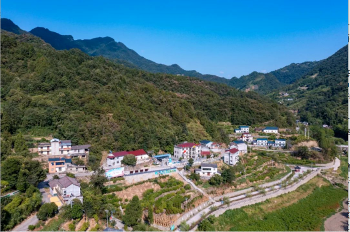 村內公路暢通了 攝影:胡九思 村內公路暢通了 攝影:胡九思