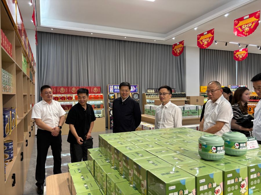 韓君調(diào)研陽新縣農(nóng)產(chǎn)品展示中心(攝影:王正林) 韓君調(diào)研陽新縣農(nóng)產(chǎn)品展示中心(攝影:王正林)