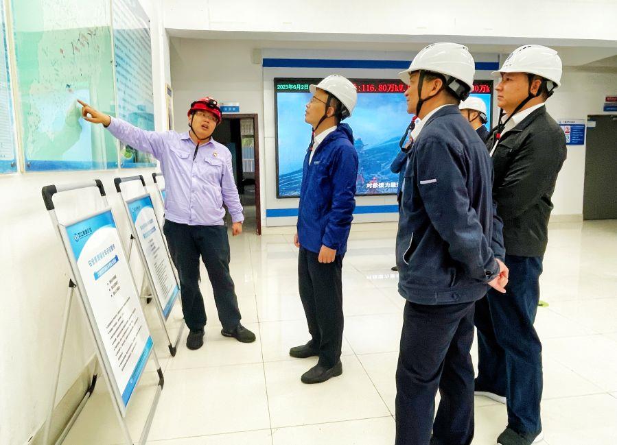 三里坪電站調(diào)研現(xiàn)場(chǎng)(攝影:李艷華) 三里坪電站調(diào)研現(xiàn)場(chǎng)(攝影:李艷華)